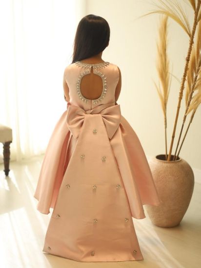 صورة فستان سهرة بيج ذيل وتطريز ملكي